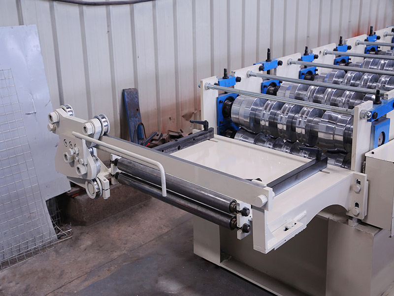 Standing seam roof forming machine